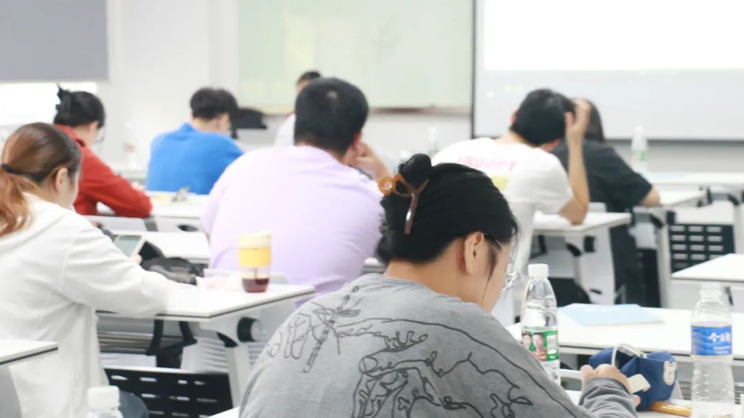 　　零基礎學(xué)員也可以通過(guò)短時(shí)間學(xué)習通過(guò)考試; 　　全程講練考評、 　　全程詳細跟蹤學(xué)習;