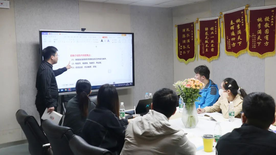 　　你們用努力澆灌夢(mèng)想， 　　銀行上岸也只是你們努力的必然！